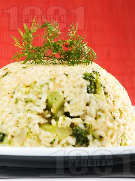 Ризото от бял ориз със задушени броколи, лук и сирене пармезан - снимка на рецептата